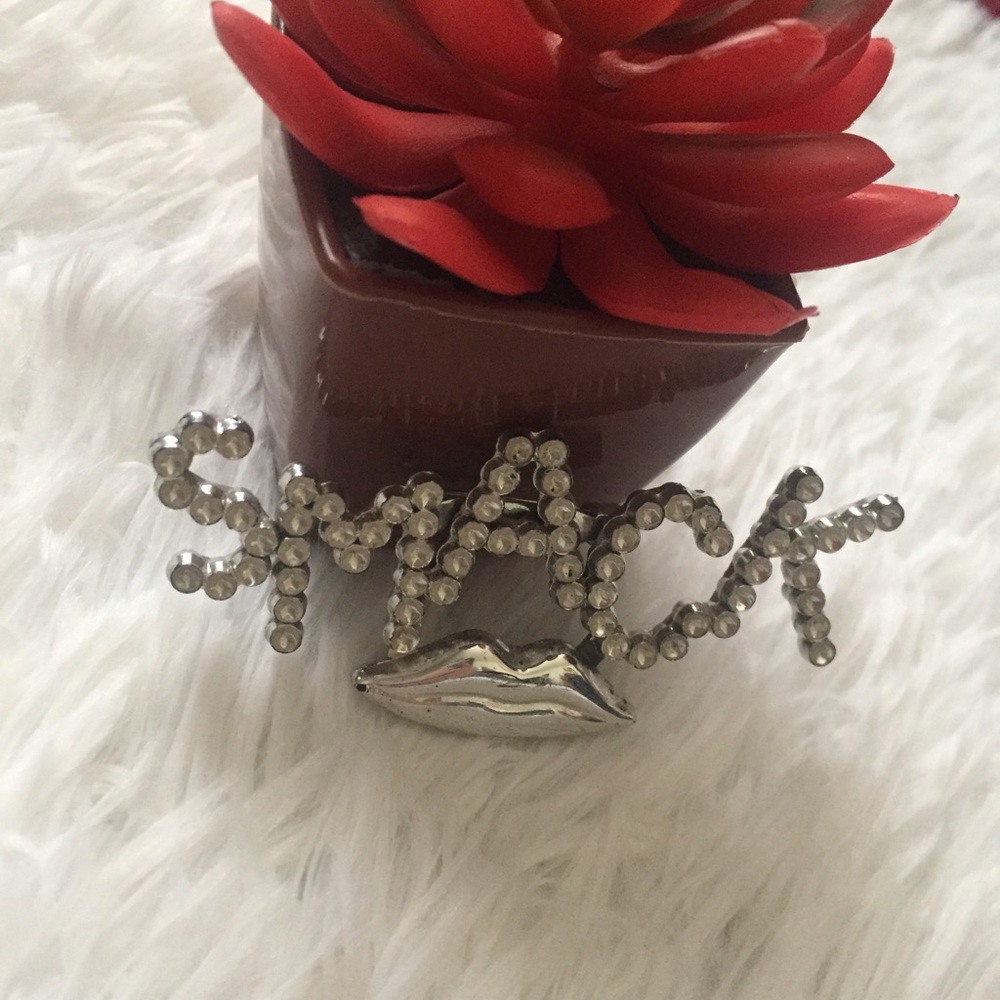 Smack lips 💋 Pin in Silver
